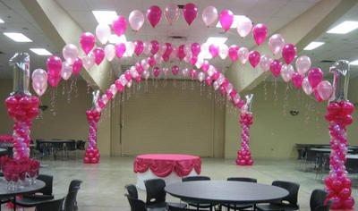 Criss-cross balloon canopy [Image source: Party Favors Ideas]
