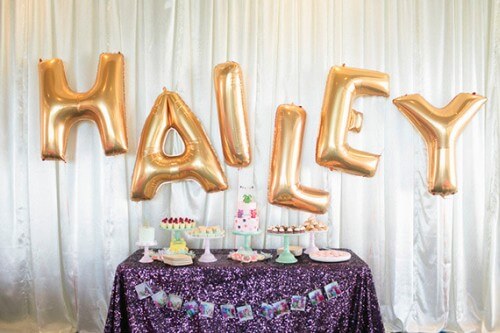 Lettere a palloncino sospese dal soffitto