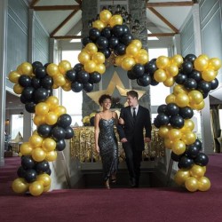 Gorgeous star-shaped balloon arch in black and gold