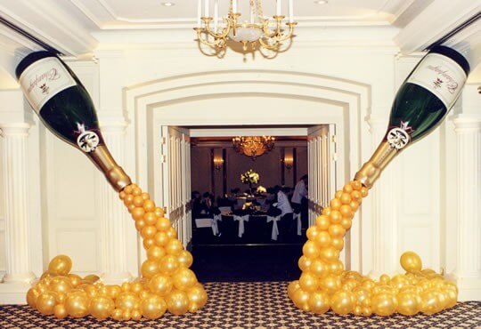 Balloon wedding ideas include using them at the entrance to welcome the guests.