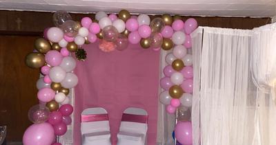 Example of an organic balloon garland in pink, white and gold