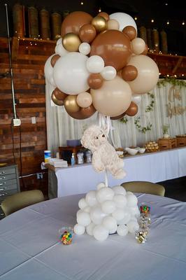 Balloon centerpiece with teddy bear. Cute!