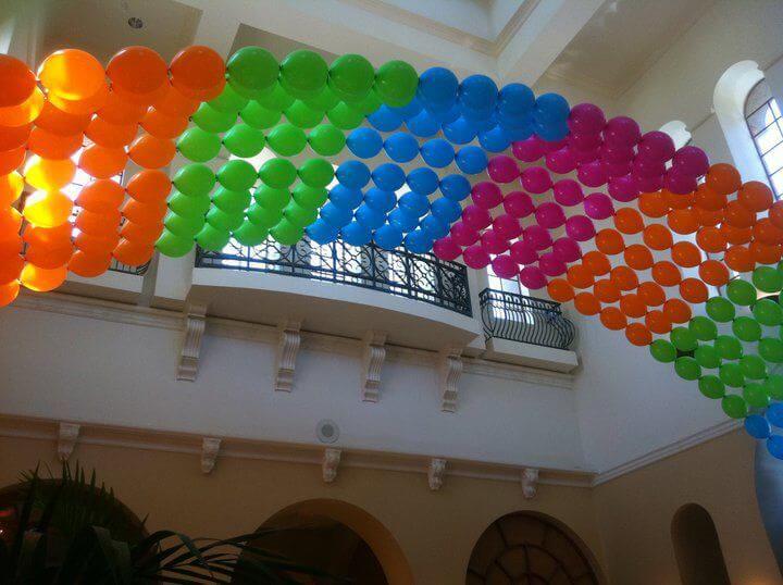 Радужная арка из воздушных шаров