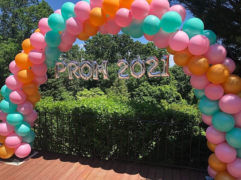 Outdoor Balloon Decorations Tips, Examples, What to Avoid