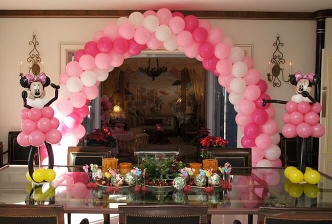 pink and white spiral balloon arch