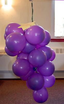 Bunch of Grapes made out of balloons [Image Source: kidfrugal.com]