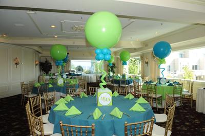 Balloon Centerpiece with Custom Printed Box as Base [Image source: mazelmoments.com]