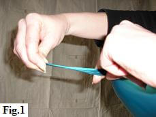 How to tie a balloon knot, step 1