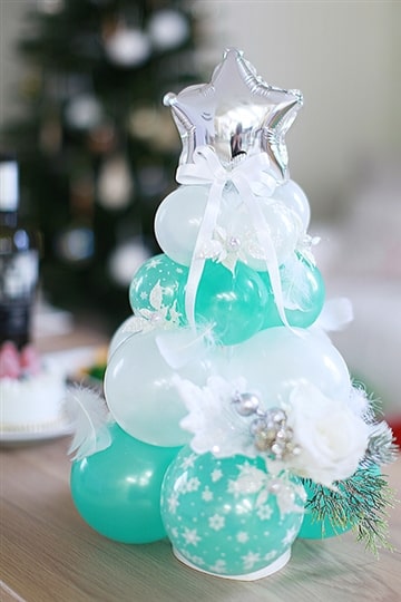 Mini balloon Christmas tree in turquoise and white
