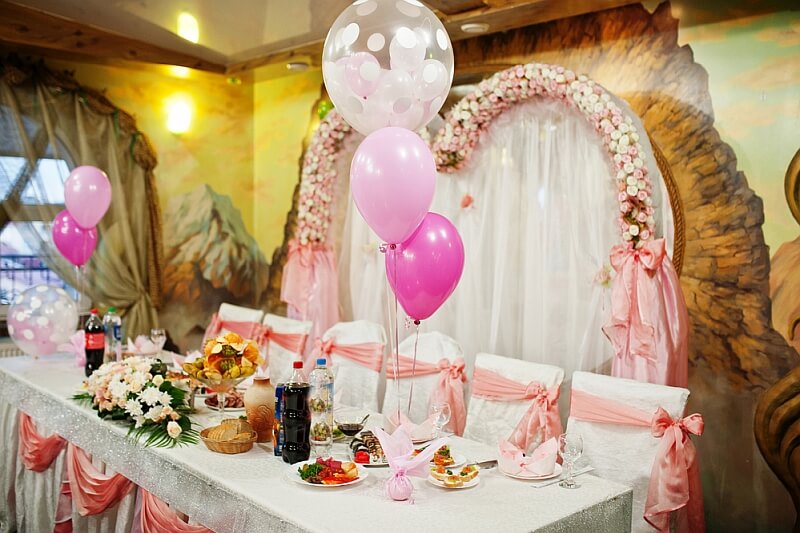 Beautiful staggered balloon bouquet on a wedding table